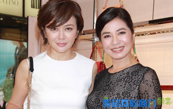 2015年9月4日讯，香港，某品牌举行开幕酒会活动，52岁的关之琳和55岁的钟楚红两大美人难得同场，立刻令现场闪光灯闪不停。关之琳当日以新短发造形示人，她笑指：“以前长头发，吹头发很花时间，短头发又容易打理，又好配衣服”。钟楚红则透露，目前正忙于搞网上的大米生意。图为关之琳和钟楚红。