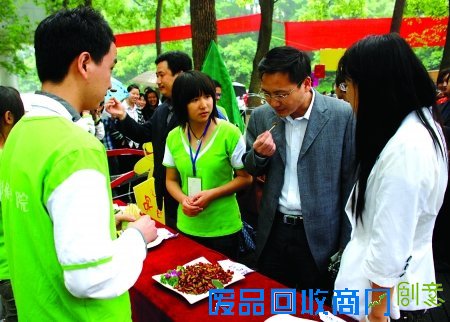 一只小昆虫身价几十万 阳彩臂金龟在渝现身