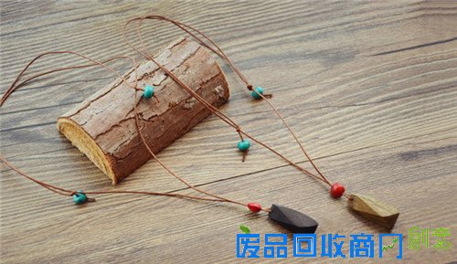有深情还有格调的木质吊坠