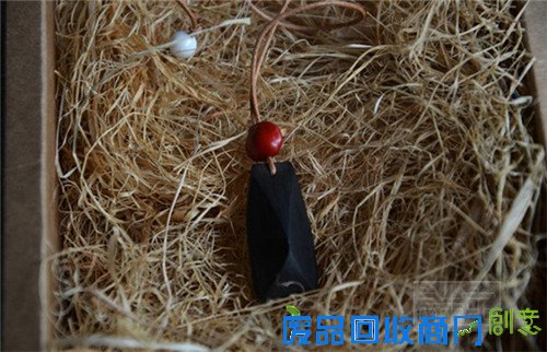 有深情还有格调的木质吊坠