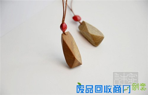 有深情还有格调的木质吊坠