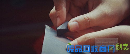 有深情还有格调的木质吊坠