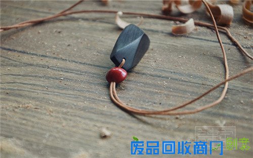 有深情还有格调的木质吊坠
