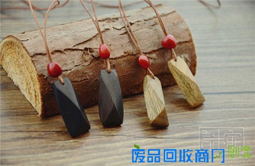 有深情还有格调的木质吊坠