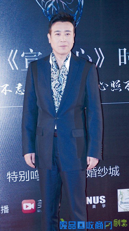 于和伟绅士造型亮相颠覆萌叔形象走型男风