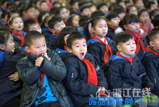 求索教育进校园 边看电视边学习科学知识
