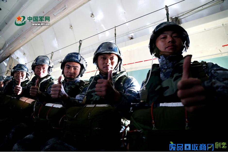 解放军跳伞唯美瞬间：海空壮美 鲜花烂漫(高清组图)