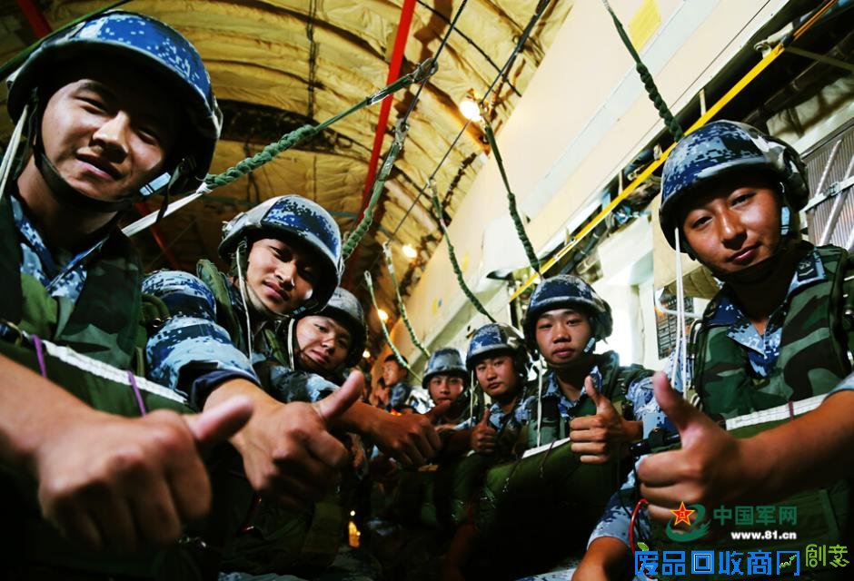 解放军跳伞唯美瞬间：海空壮美 鲜花烂漫(高清组图)