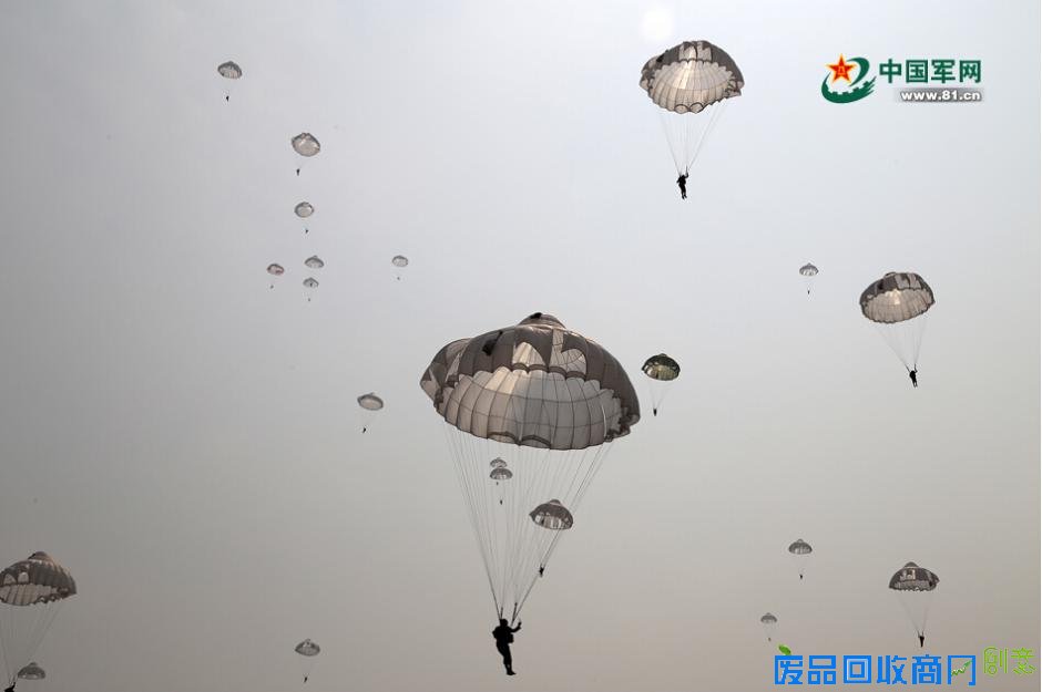 解放军跳伞唯美瞬间：海空壮美 鲜花烂漫(高清组图)