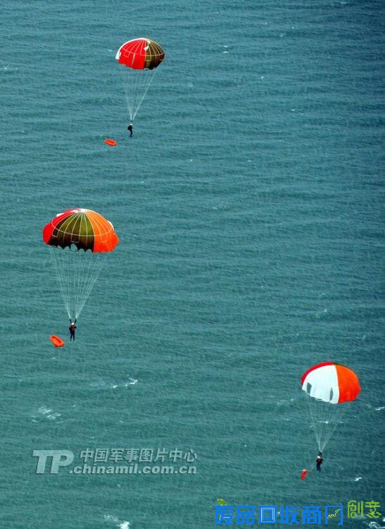 解放军跳伞唯美瞬间：海空壮美 鲜花烂漫(高清组图)