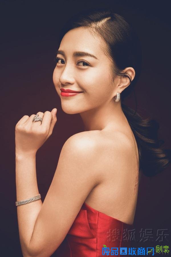 包贝尔包文婧婚纱照曝光烈焰红唇上演冰箱湿吻