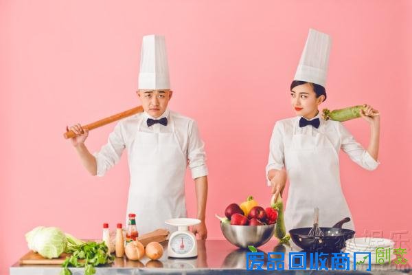 包贝尔包文婧婚纱照曝光烈焰红唇上演冰箱湿吻