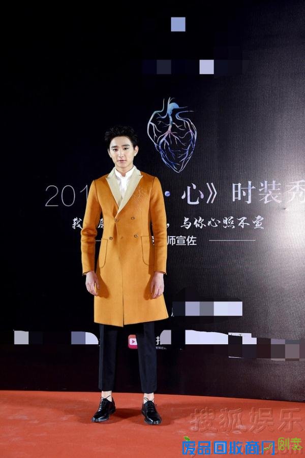 于小彤亮相时装周橙色风衣帅气抢眼