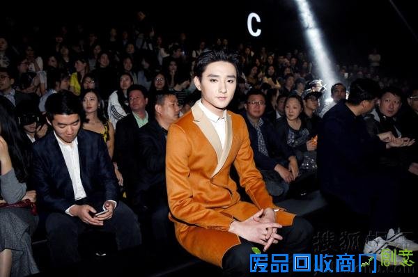 于小彤亮相时装周橙色风衣帅气抢眼
