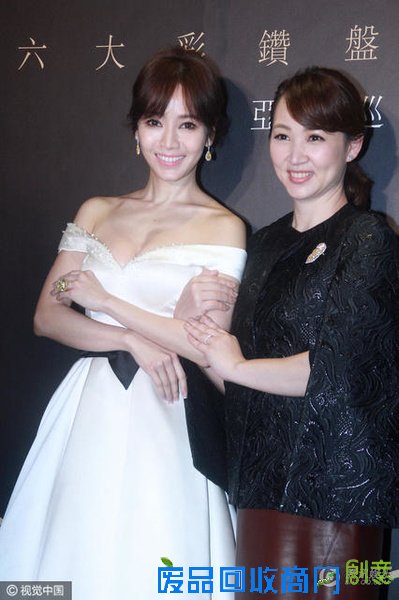 候佩岑低胸秀性感 气质唯美露甜笑人民快报网