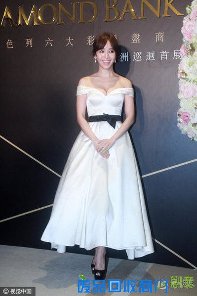 候佩岑低胸秀性感 气质唯美露甜笑人民快报网