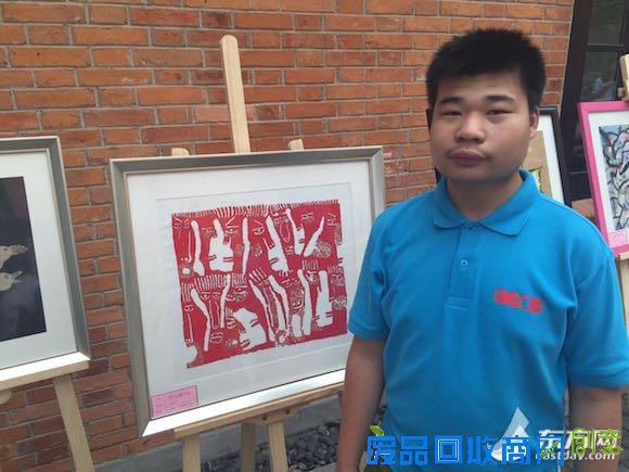申城辅校学生爱心义卖：把钱捐给有需要的人[图]
