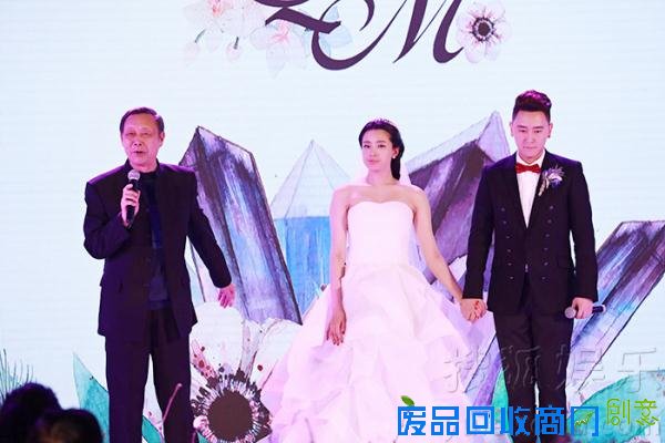 齐俊盛孟真婚礼现场照新郎新娘甜蜜热吻