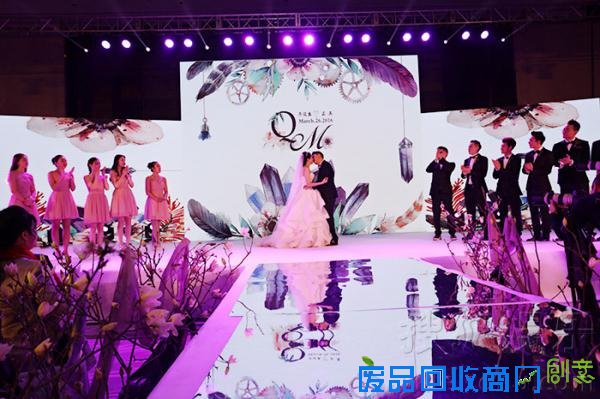 齐俊盛孟真婚礼现场照新郎新娘甜蜜热吻