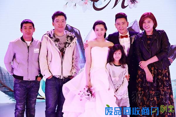 齐俊盛孟真婚礼现场照新郎新娘甜蜜热吻