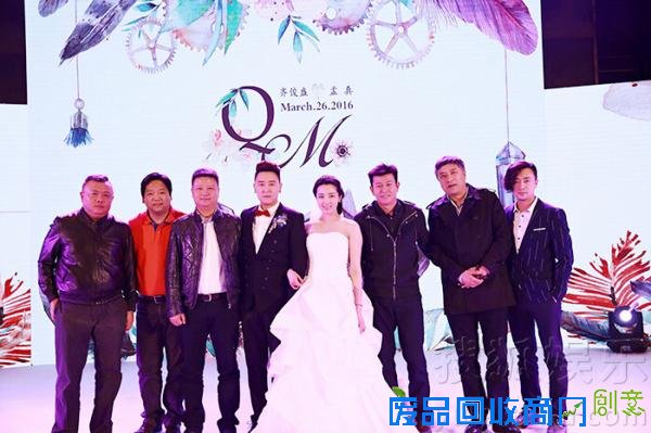 齐俊盛孟真婚礼现场照新郎新娘甜蜜热吻