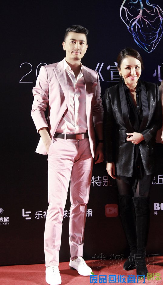 保剑锋现身高定秀场粉嫩西装展冻龄魅力