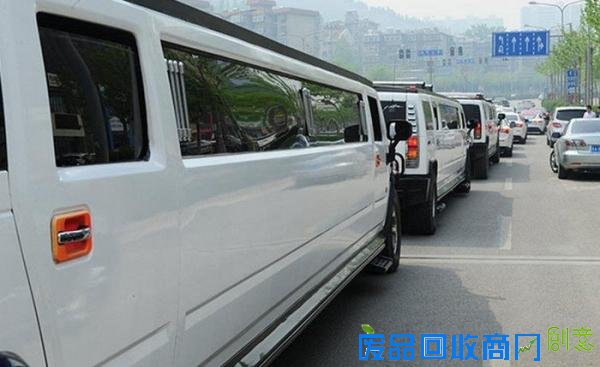 少年出动100辆豪华跑车迎娶俄罗斯美女！