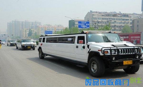 少年出动100辆豪华跑车迎娶俄罗斯美女！