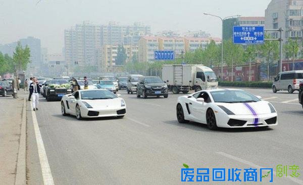 少年出动100辆豪华跑车迎娶俄罗斯美女！