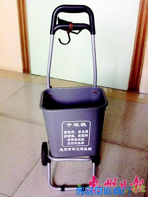 　　伊女士把垃圾桶做成小推车，避免垃圾污水滴脏楼道。