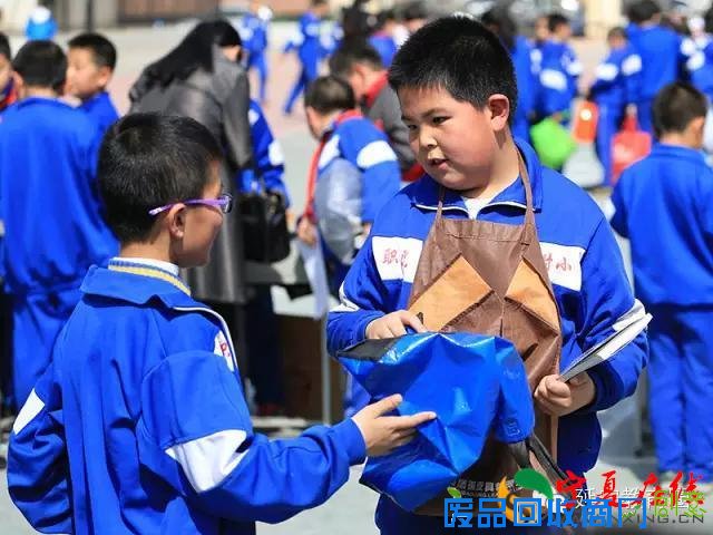 校园里叫卖声不绝于耳?延安职院附小的这些娃娃们要干啥？