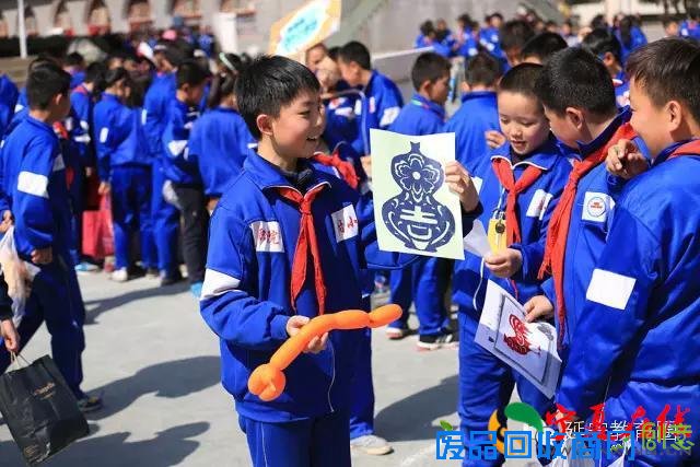 校园里叫卖声不绝于耳?延安职院附小的这些娃娃们要干啥？
