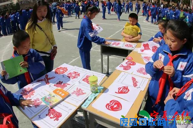 校园里叫卖声不绝于耳?延安职院附小的这些娃娃们要干啥？