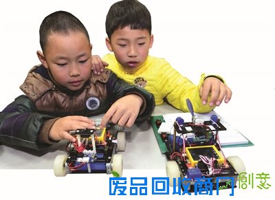 科技实验室里组装创意机器人 民俗博物馆里体验非遗技艺