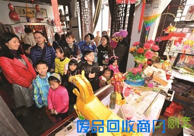 科技实验室里组装创意机器人 民俗博物馆里体验非遗技艺