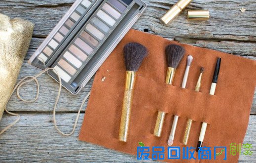 16个DIY整理小技巧：再不会乱放化妆品(双语)