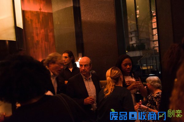 作家加尔文&middot;特里林（中）在纽约China Grill的一个余兴派对上。特里林写过大量关于美食的文章，包括美国境内的中餐美食。（图片来源：美国《纽约时报》网站）