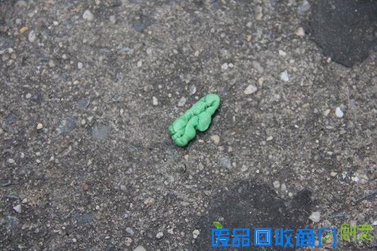从口香糖和烟头提取DNA 艺术家造出仿生人面具