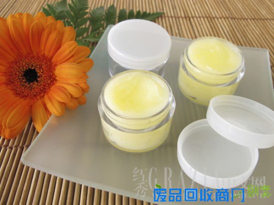 自己动手最省钱 DIY护唇膏赶走冬日干燥