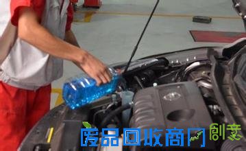 汽车玻璃水自制小窍门，这样又省了不少钱