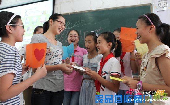 教师节“免礼” 手工贺卡表心意