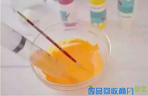 用完的玻璃瓶不要丢 超简易DIY上色成独特装饰