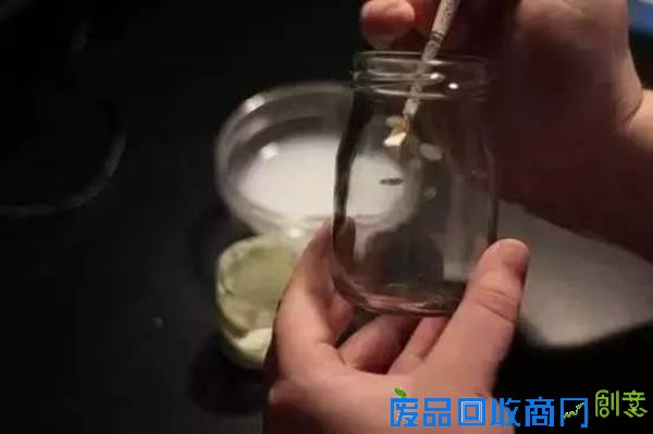 用完的玻璃瓶不要丢 超简易DIY上色成独特装饰