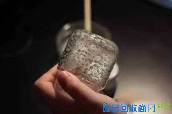 用完的玻璃瓶不要丢 超简易DIY上色成独特装饰