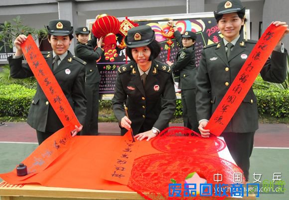 通信团女兵心灵手巧DIY“绿色年货”