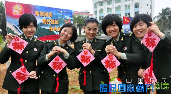 通信团女兵心灵手巧DIY“绿色年货”
