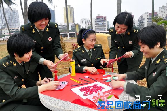 通信团女兵心灵手巧DIY“绿色年货”