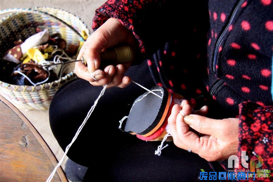 八十岁“巧手婆婆”缝制手工娃娃鞋 做工精致沾满喜气迎新春