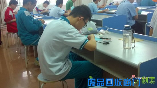 考生陷入与鸡蛋的“苦战”当中 考生陷入与鸡蛋的“苦战”当中