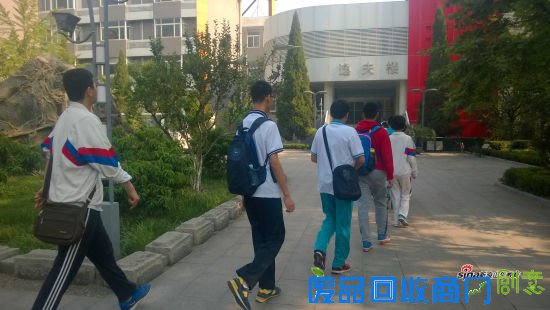 上午8:10,考生们进入考场 上午8:10,考生们进入考场